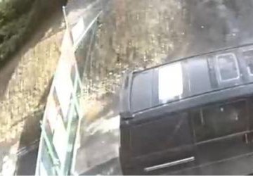 Przypadek nielegalnego podrzucenia odpadów przed bramą PSZOK - nagranie