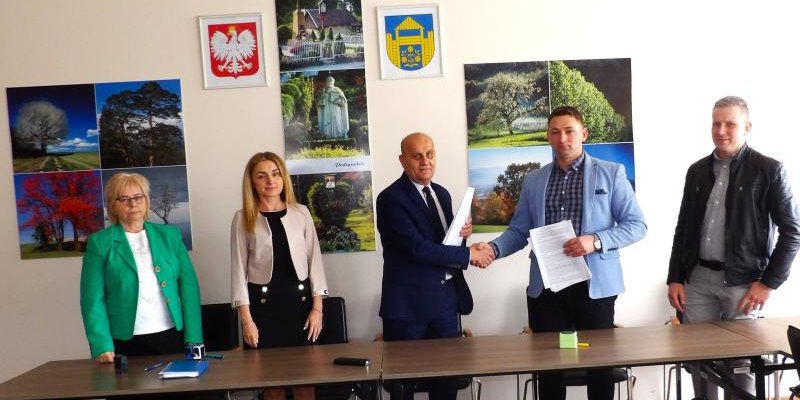 Podpisaliśmy umowę na kanalizację w m. Podegrodzie, Przysiółek Barczynka i  m. Brzezna za Szkołą Podstawową