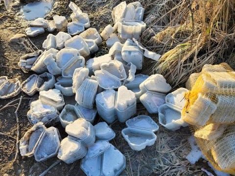 Nielegalne wysypiska śmieci - notorycznie wyrzucane odpady w Brzeznej  w okolicach starego stadionu