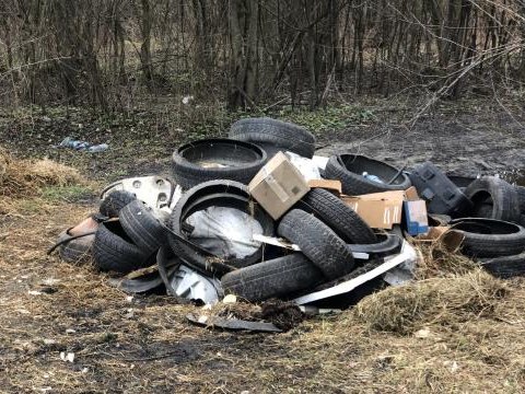 Notorycznie wyrzucane odpady w Stadłach w okolicach stawów