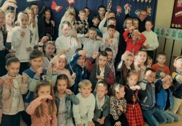 Społeczność Szkoły Podstawowej w Stadłach w akcji „Milion dzieci modli się na Różańcu”
