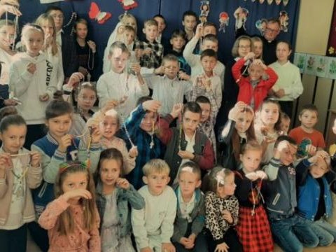 Społeczność Szkoły Podstawowej w Stadłach w akcji „Milion dzieci modli się na Różańcu”