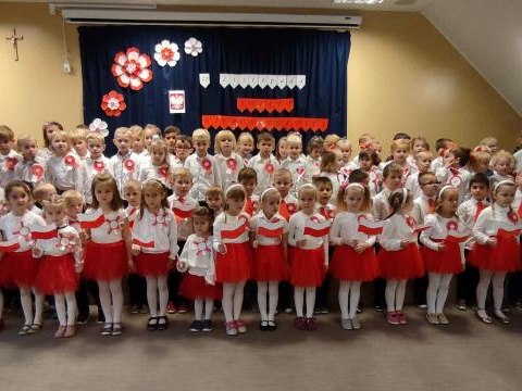 PRZEDSZKOLAKI W AKCJI „SZKOŁA DO HYMNU”