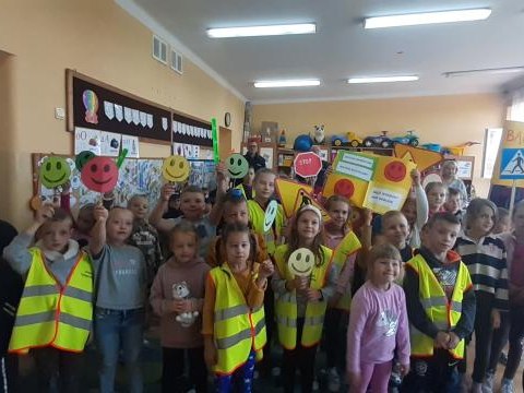 AKCJE SZKOŁY PODSTAWOWEJ IM. BATALIONÓW CHŁOPSKICH W ROGACH W RAMACH PROJEKTU "ODBLASKOWA SZKOŁA"