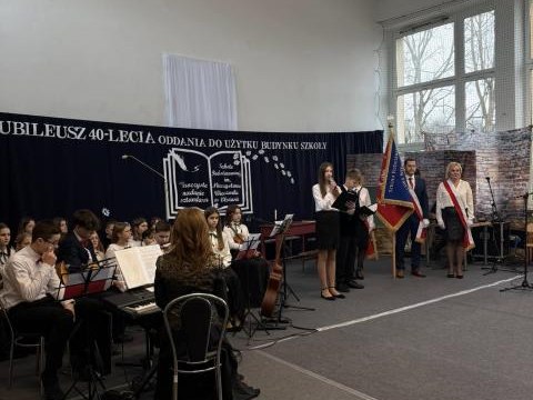Szkoła Podstawowa im. Mieczysława Wieczorka w Olszanie doczekała się swojego sztandaru