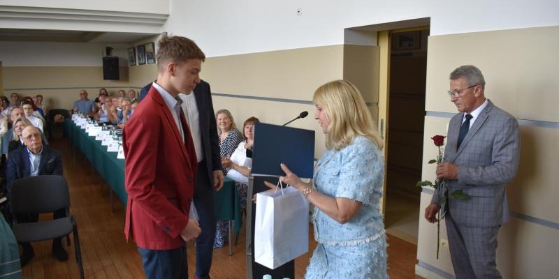Uroczyste wręczenie nagród Wójta Gminy Podegrodzie dla wyróżniających się uczniów