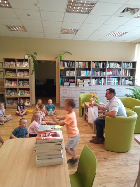 Kampania #TataTeżCzyta w Bibliotece Gminnej w Podegrodziu