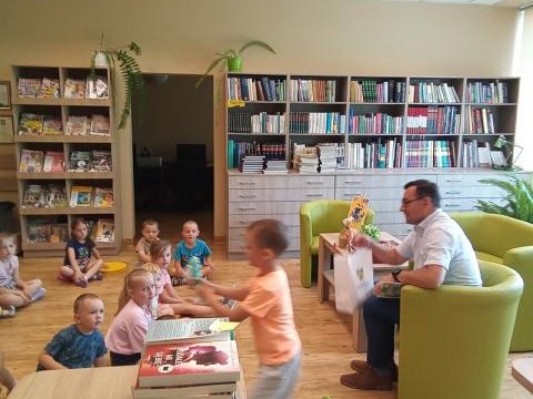 Kampania #TataTeżCzyta w Bibliotece Gminnej w Podegrodziu
