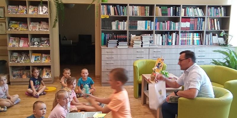 Kampania #TataTeżCzyta w Bibliotece Gminnej w Podegrodziu