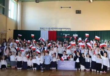 Uroczysta akademia patriotyczna w Szkole Podstawowej w Długołęce-Świerkli