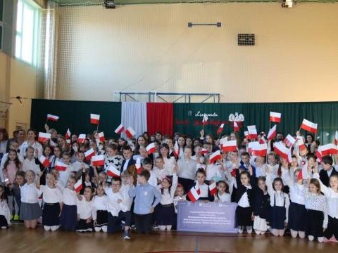 Uroczysta akademia patriotyczna w Szkole Podstawowej w Długołęce-Świerkli