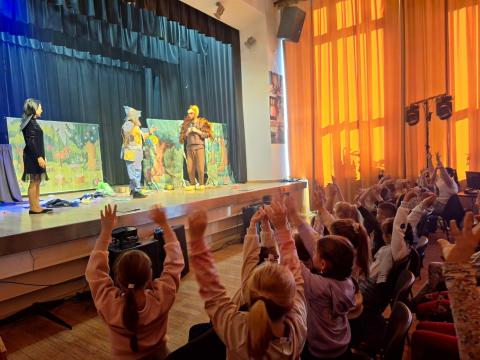 Spektakl ekologiczny – „Przygody z Eko-czarodziejem” w Gminnym Ośrodku Kultury w Podegrodziu