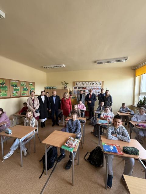 Nowe wyposażenie sal lekcyjnych w Szkole Podstawowej w Brzeznej-Litaczu