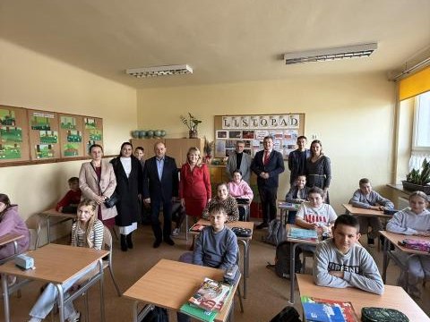 Nowe wyposażenie sal lekcyjnych w Szkole Podstawowej w Brzeznej-Litaczu