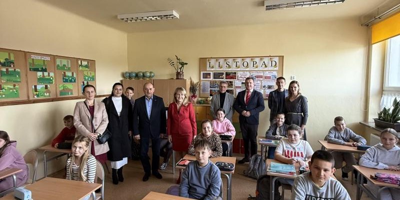 Nowe wyposażenie sal lekcyjnych w Szkole Podstawowej w Brzeznej-Litaczu