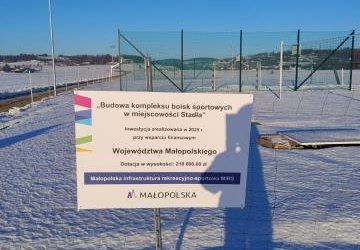 Realizacja zadania pn. „Budowa kompleksu boisk sportowych w miejscowości Stadła” została zakończona