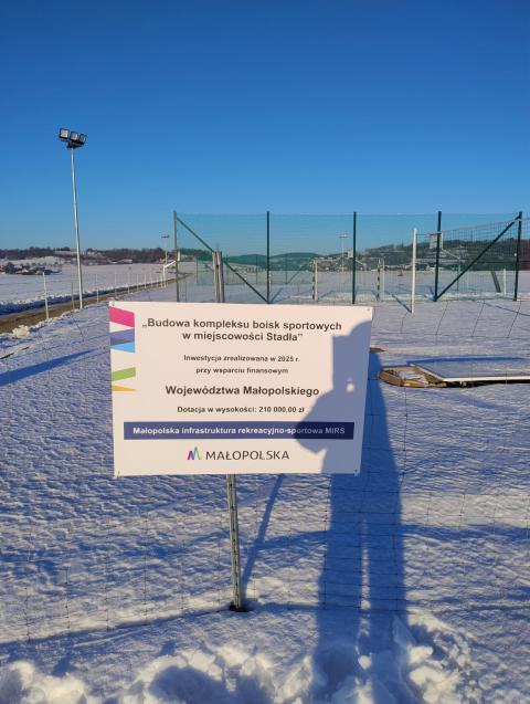 Realizacja zadania pn. „Budowa kompleksu boisk sportowych w miejscowości Stadła” została zakończona