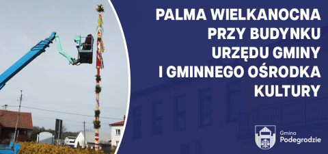 Palma wielkanocna przy budynku Urzędu Gminy i Gminnego Ośrodka Kultury
