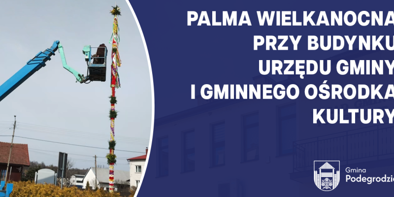 Palma wielkanocna przy budynku Urzędu Gminy i Gminnego Ośrodka Kultury