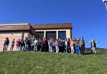 Akcja sadzenia drzew i krzewów przy Szkole Podstawowej w Długołęce Świerkli