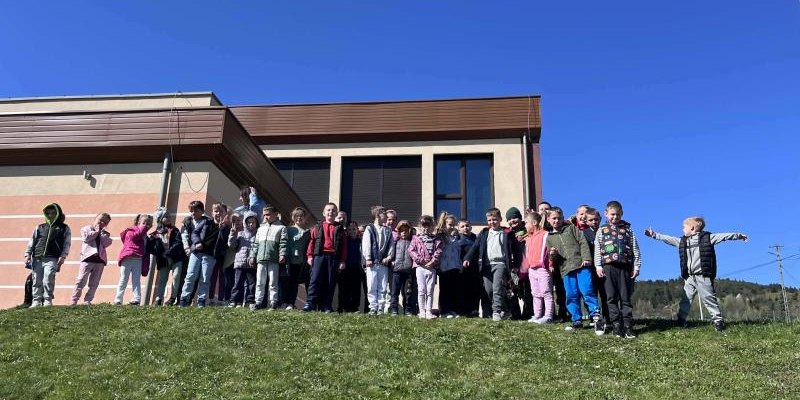 Akcja sadzenia drzew i krzewów przy Szkole Podstawowej w Długołęce Świerkli