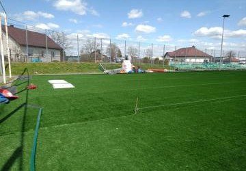 Zielono na Orliku w Podegrodziu - rozpoczęto układanie sztucznej murawy