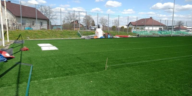 Zielono na Orliku w Podegrodziu - rozpoczęto układanie sztucznej murawy