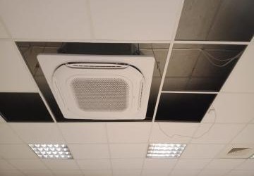 Postępy prac przy montażu klimatyzacji żłobka–przedszkola oraz Gminnej Biblioteki Publicznej w Podegrodziu - inwestycja nabiera tempa