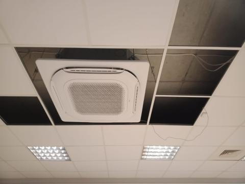 Postępy prac przy montażu klimatyzacji żłobka–przedszkola oraz Gminnej Biblioteki Publicznej w Podegrodziu - inwestycja nabiera tempa