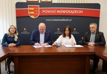 Podpisano umowę na remont drogi powiatowej w Naszacowicach i Rogach