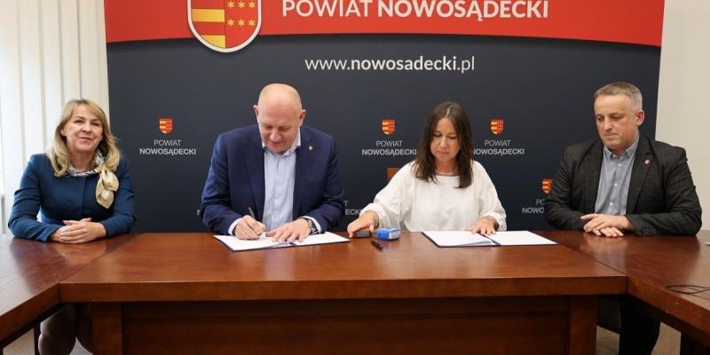 Podpisano umowę na remont drogi powiatowej w Naszacowicach i Rogach