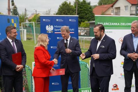Blisko 3 mln zł dofinansowania na budowę pełnowymiarowego boiska piłkarskiego w Podegrodziu