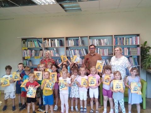Tata też czyta w Bibliotece Gminnej w Podegrodziu
