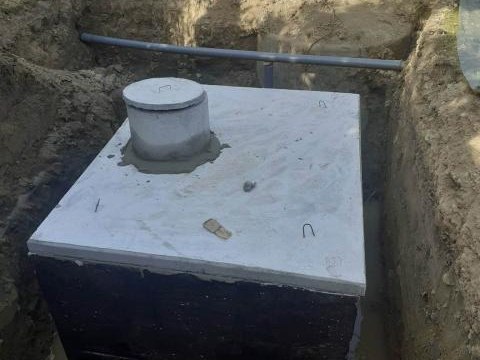 Prace przy Szkole Podstawowej w Mokrej Wsi