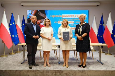 Podpisanie umów w ramach programu „Aktywny Żłobek – sale sensoryczne”