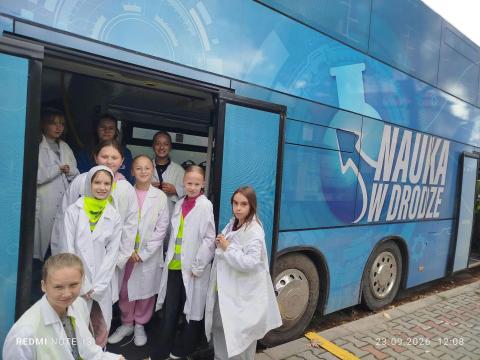 Naukobus w Długołęce-Świerkli