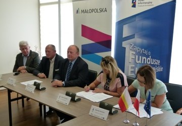 Podpisanie umowy o dofinansowanie Projektu: Termomodernizacja budynków użyteczności publicznej na terenie Gminy Podegrodzie