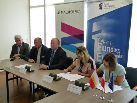 Podpisanie umowy o dofinansowanie Projektu: Termomodernizacja budynków użyteczności publicznej na terenie Gminy Podegrodzie