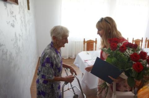 Przepiękny jubileusz obchodzi dzisiaj mieszkanka Gminy Podegrodzie, Pani Ludwika Błaszczyk. Swoje setne urodziny świętowała w gronie najbliższych