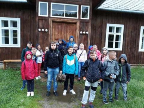 Szkoła Podstawowa w Stadłach na wycieczce do Skansenu i Miasteczka Galicyjskiego w Nowym Sączu