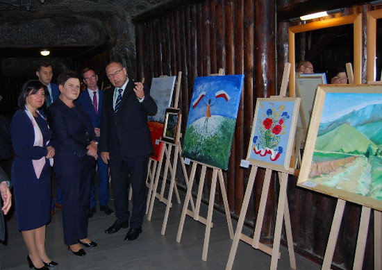 Wicepremier Beata Szydło podczas zwiedzania wystawy - Gala 2018.jpg