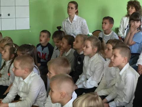 Pouczająca prelekcja na temat bezpieczeństwa na przejazdach i dworcach kolejowych