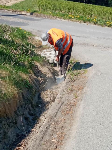 Trwa oczyszczanie  korytek i cieków wodnych