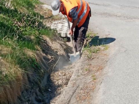 Trwa oczyszczanie korytek i cieków wodnych