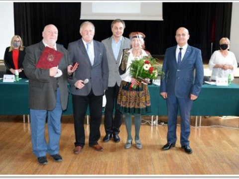 Akt nadania tytułu zasłużonych dla Gminy Podegrodzie