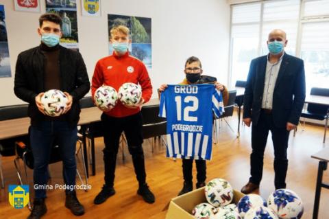 Przekazanie piłek dla młodych sportowców w naszej Gminie