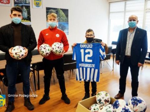 Przekazanie piłek dla młodych sportowców w naszej Gminie