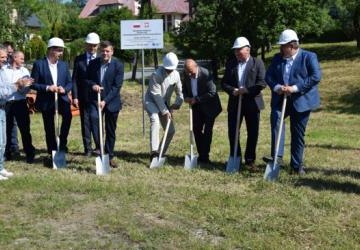 ROZPOCZĘCIE BUDOWY KANALIZACJI W GOSTWICY ORAZ WODOCIĄGU W KIERUNKU DŁUGOŁĘKA- ŚWIERKLA
