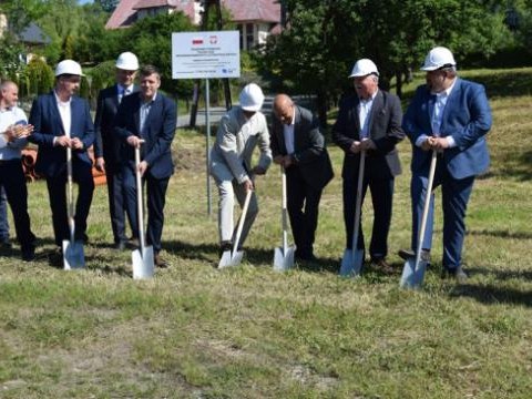ROZPOCZĘCIE BUDOWY KANALIZACJI W GOSTWICY ORAZ WODOCIĄGU W KIERUNKU DŁUGOŁĘKA- ŚWIERKLA