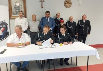 Podpisanie umowy na zakup nowego wozu strażackiego dla OSP Podrzecze